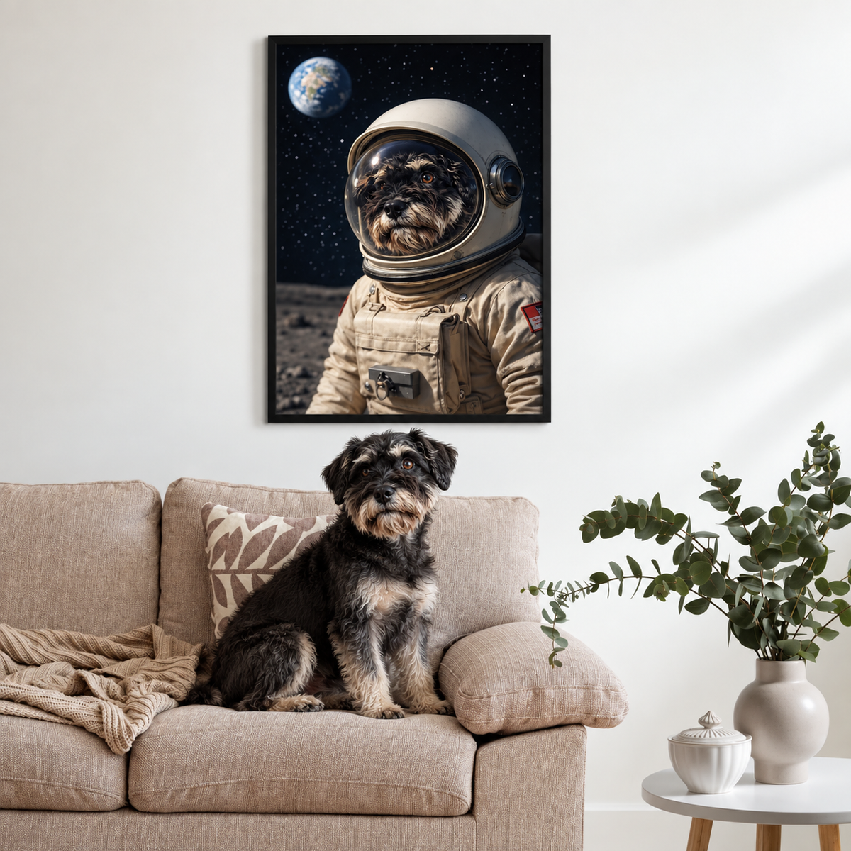 Póster de un perro con traje de astronauta frente al planeta Tierra en el espacio, en marco negro.