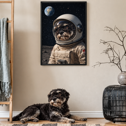 Póster de un perro con traje de astronauta con el planeta Tierra al fondo.