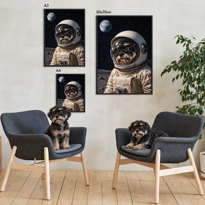 Tres pósters enmarcados de un perro con traje de astronauta frente a la Tierra, en distintos tamaños, en una pared.
