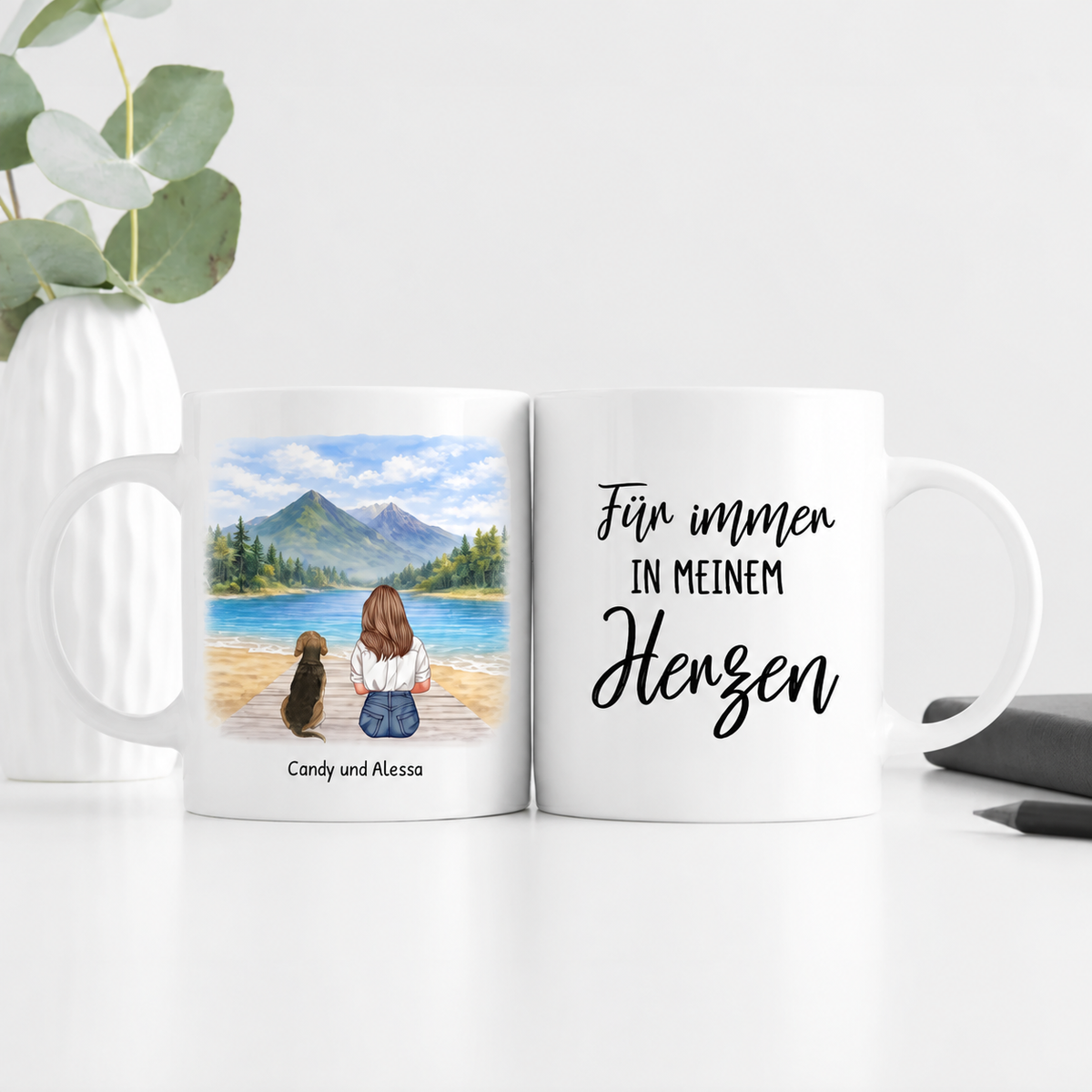 Taza blanca personalizada con ilustración de una mujer y un perro junto a un lago y el texto "Für immer in meinem Herzen".