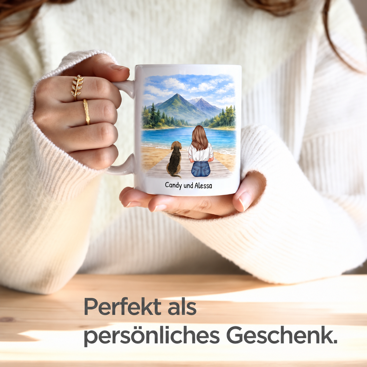 Taza de cerámica blanca personalizada con ilustración de una mujer y un perro junto a un lago.