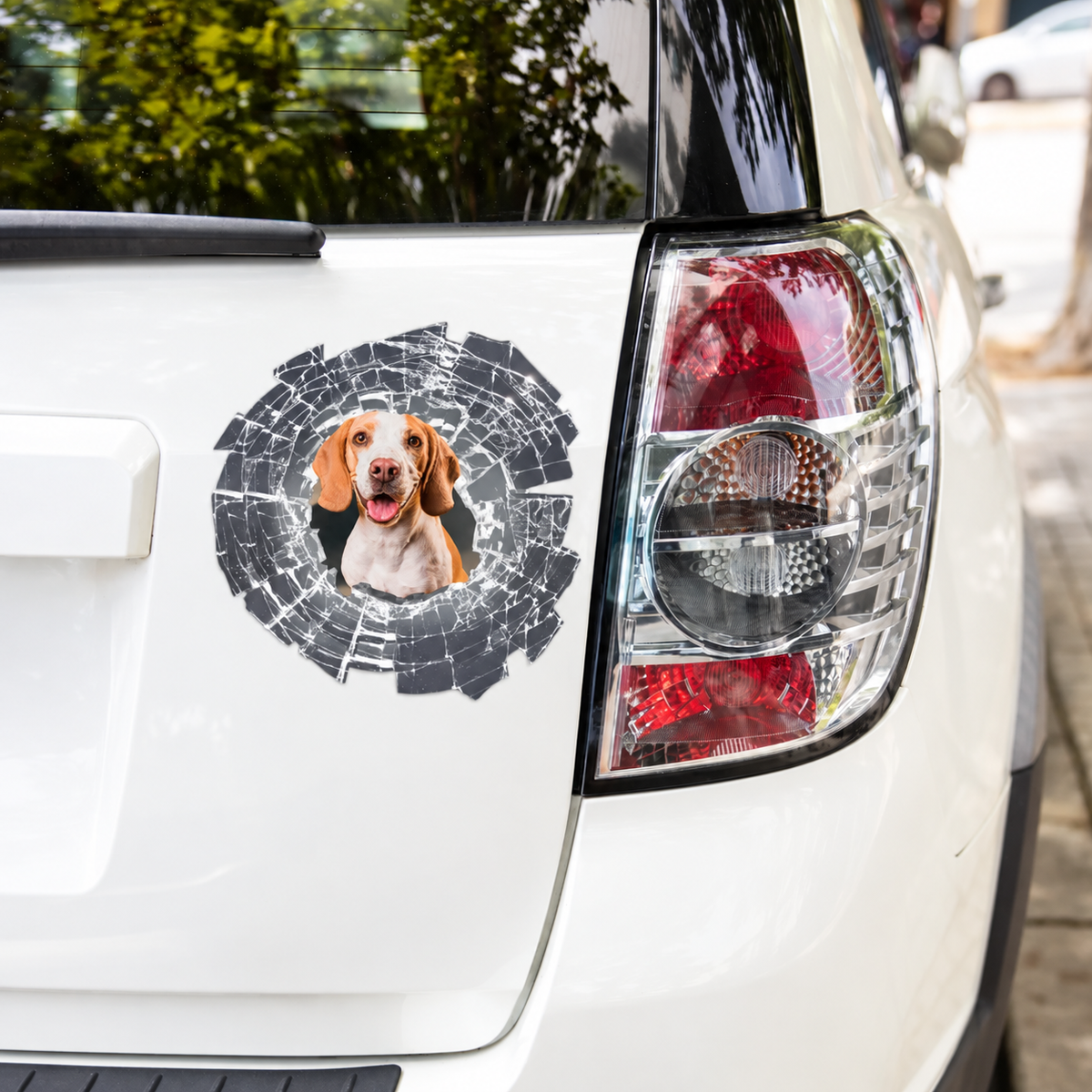 Pegatina de coche personalizada con foto de perro, diseñada como cristal roto en un vehículo blanco.