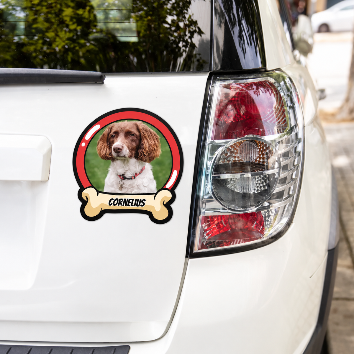 Pegatina de coche personalizada con foto de perro y el nombre "CORNELIUS" sobre fondo blanco.
