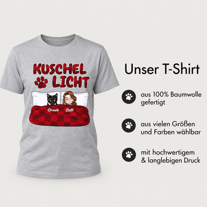 Camiseta gris jaspeado con colorido estampado de dos personas y un animal negro bajo una manta.