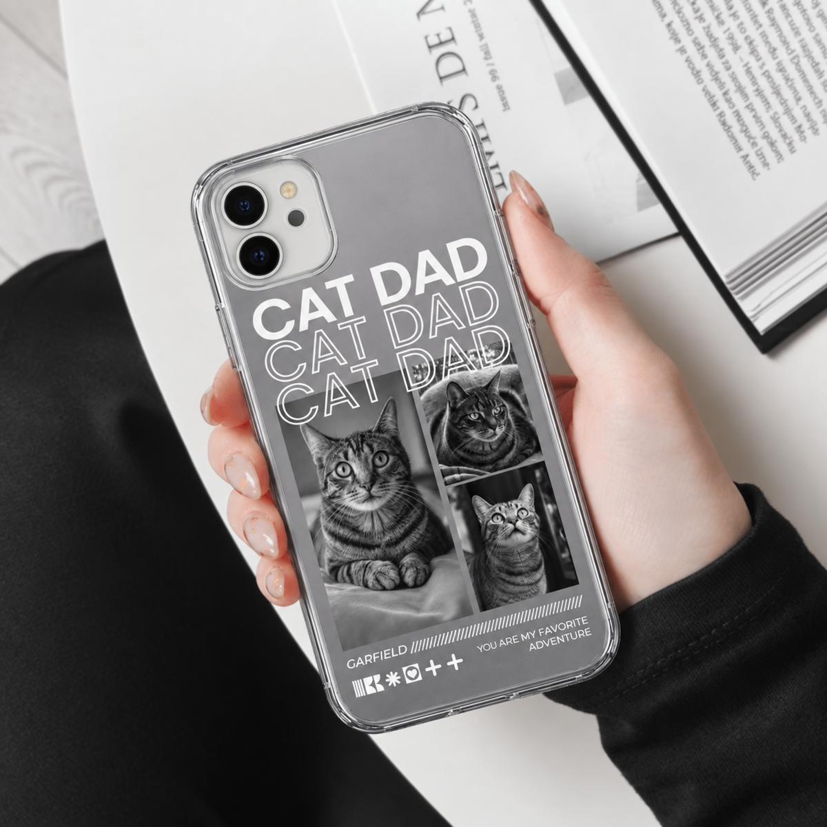 Funda de móvil con motivos de gatos y el texto "CAT DAD" en blanco y negro, diseño transparente.