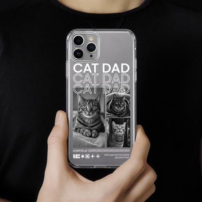 Persona sosteniendo una funda transparente con motivos de gatos en blanco y negro y el texto "CAT DAD".