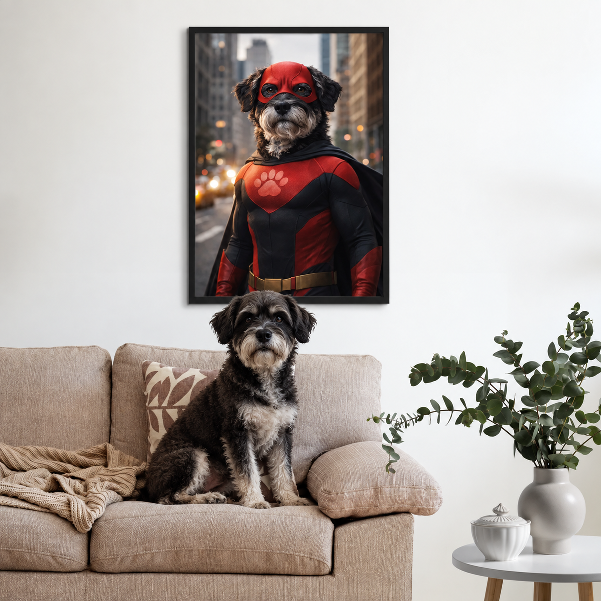 Perro en un sofá, póster personalizado de un perro como superhéroe en la pared.