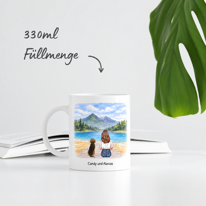 Taza blanca personalizada con ilustración de una niña y un perro junto a un lago, capacidad 330 ml.