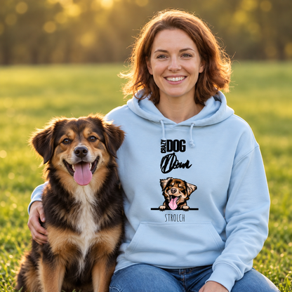 Persona con sudadera azul claro con perro al aire libre, sudadera con el texto "Crazy Dog Mom".