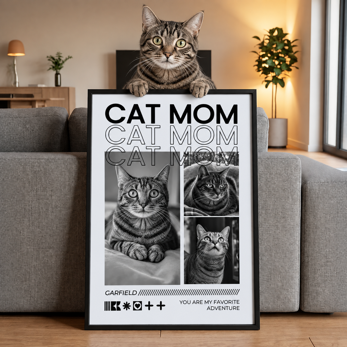 Póster personalizado con el texto "Cat Mom" y fotos de un gato en un espacio moderno.