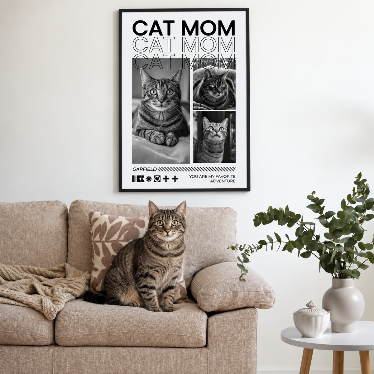 Póster personalizado con el texto "Cat Mom" y fotos de gatos, en un marco moderno sobre un sofá.
