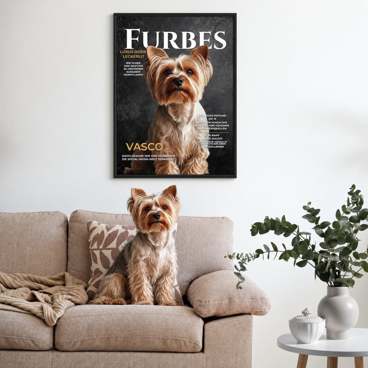 Póster personalizado enmarcado con motivo de perro en la pared, perro sentado en el sofá.