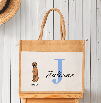 Bolsa de compras beige de yute con motivo de perro, el nombre Juliane y una inicial J azul.