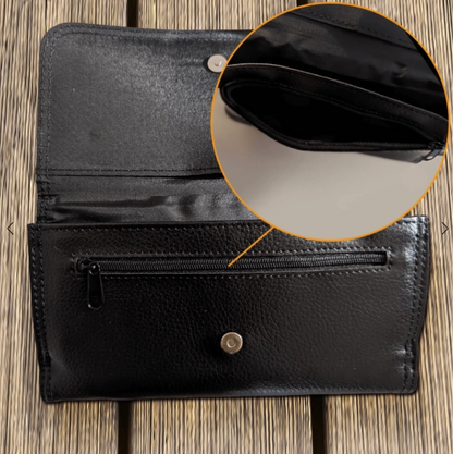 Cartera de piel negra personalizada con compartimento interior con cremallera.