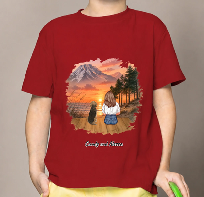 Camiseta infantil roja con estampado personalizado de una persona y un perro en un paisaje.