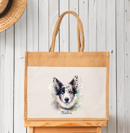 Bolsa de compras personalizada de yute con motivo de perro en acuarela y nombre. Diseño colorido sobre fondo beige claro.