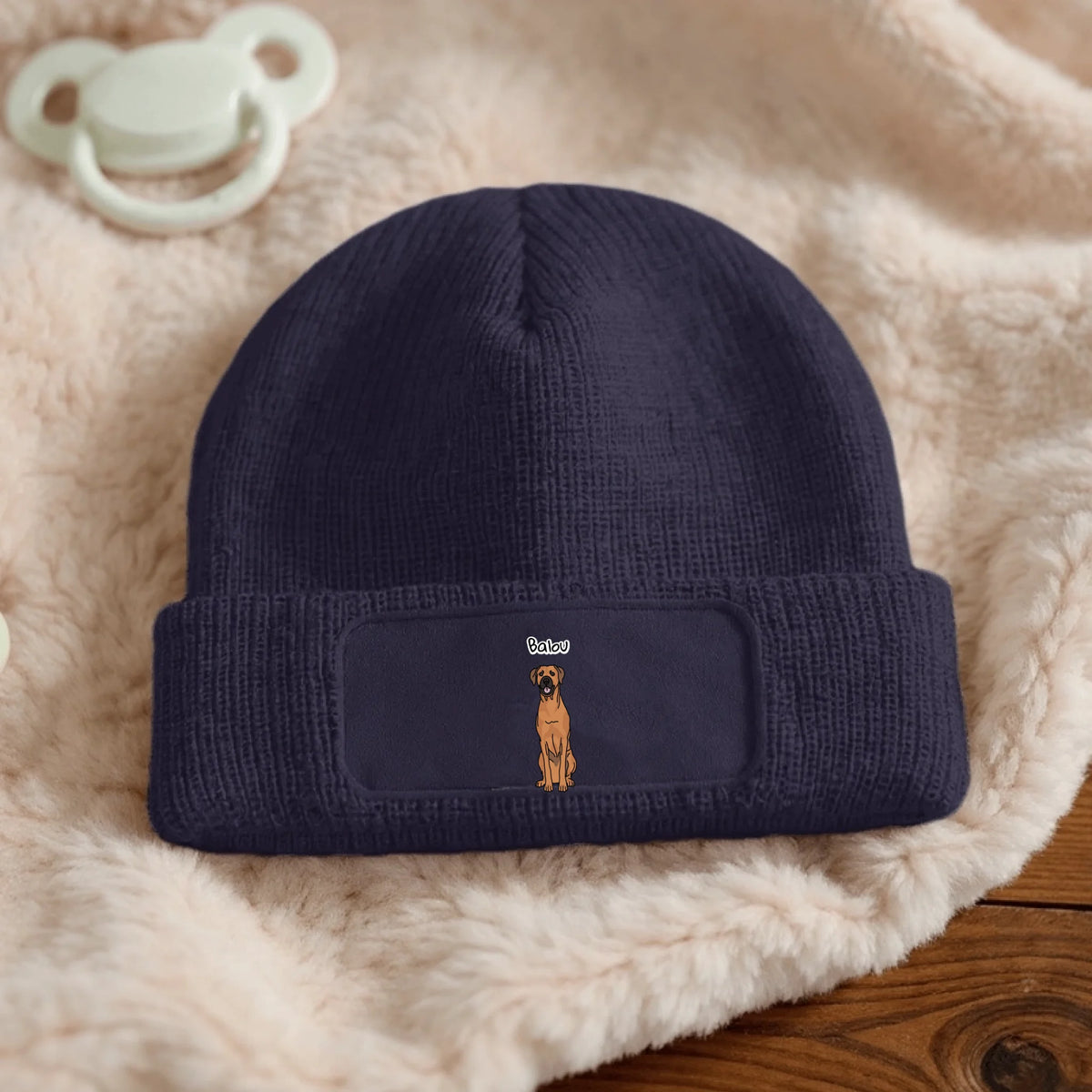 Gorro de punto azul oscuro con motivo de perro y etiqueta personalizable.