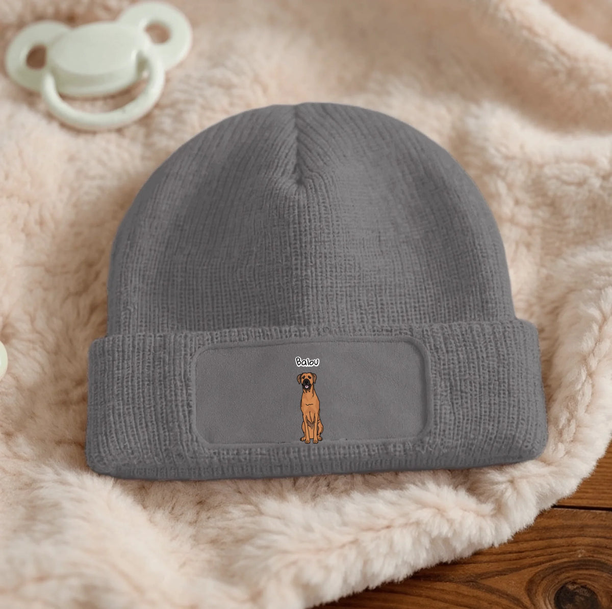 Gorro de punto gris con parche personalizado y motivo de perro.