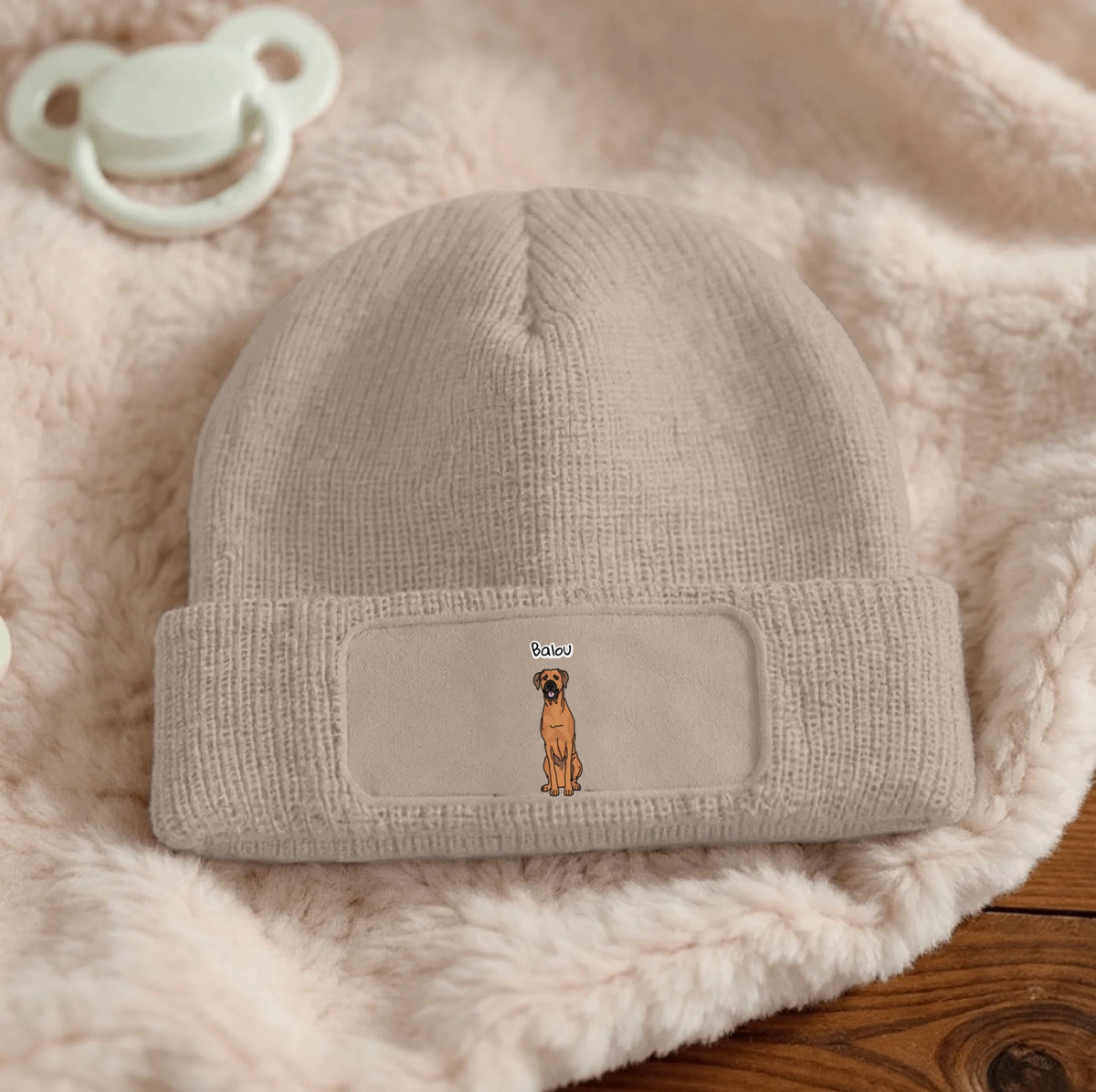 Gorro beige personalizado con motivo de perro bordado en la parte delantera.