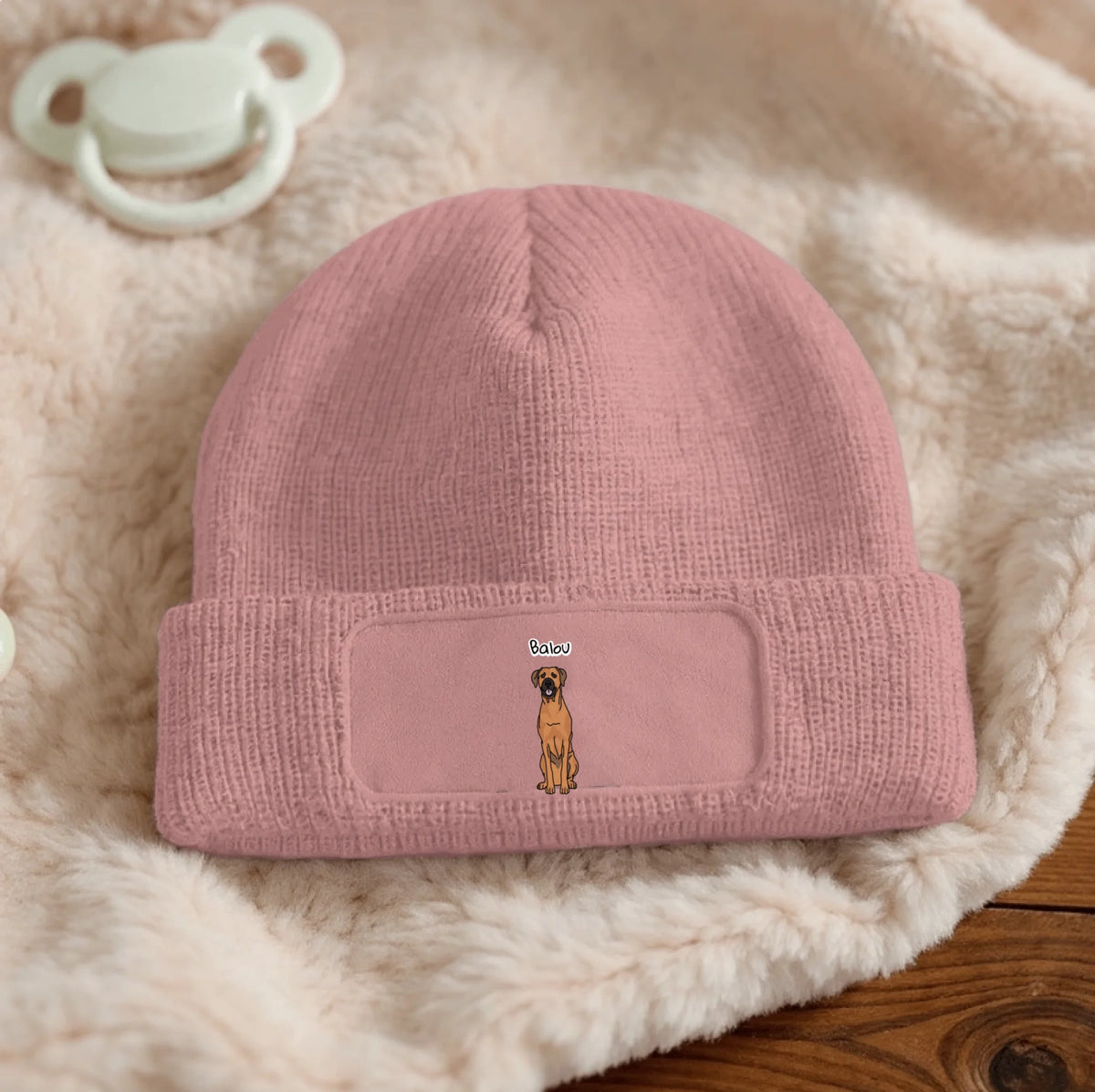 Gorro de punto rosa con motivo de perro y campo de texto.