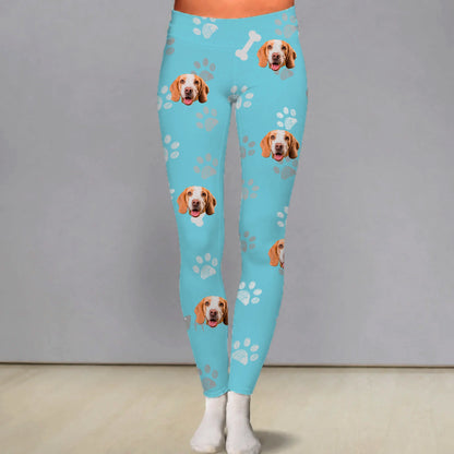 Leggings azules personalizados con motivos de perros y huellas. Mezcla de elastano para mayor comodidad.