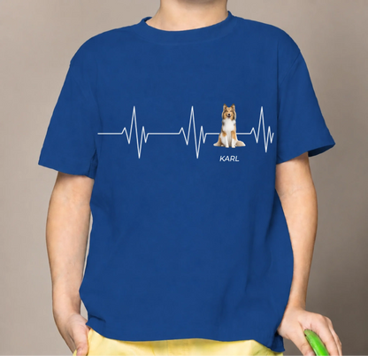 Camiseta infantil azul con estampado de latido y motivo de perro, personalizada con el nombre Karl.