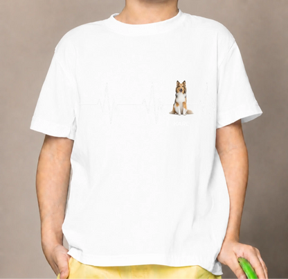 Camiseta infantil blanca con línea de latido y motivo de perro, personalizada con un nombre.