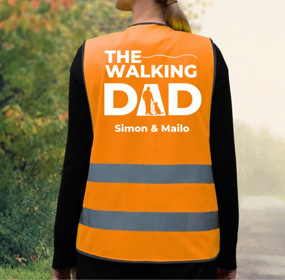 Chaleco de seguridad naranja con bandas reflectantes y estampado personalizado “The Walking Dad”.