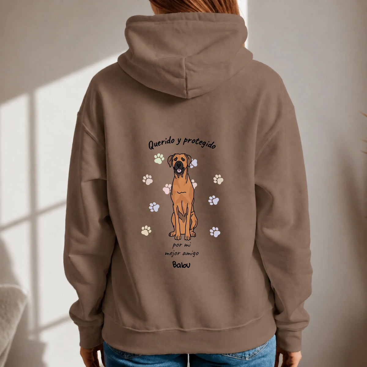 Sudadera con capucha personalizada – Querido y protegido – imagen del producto 4 de 6