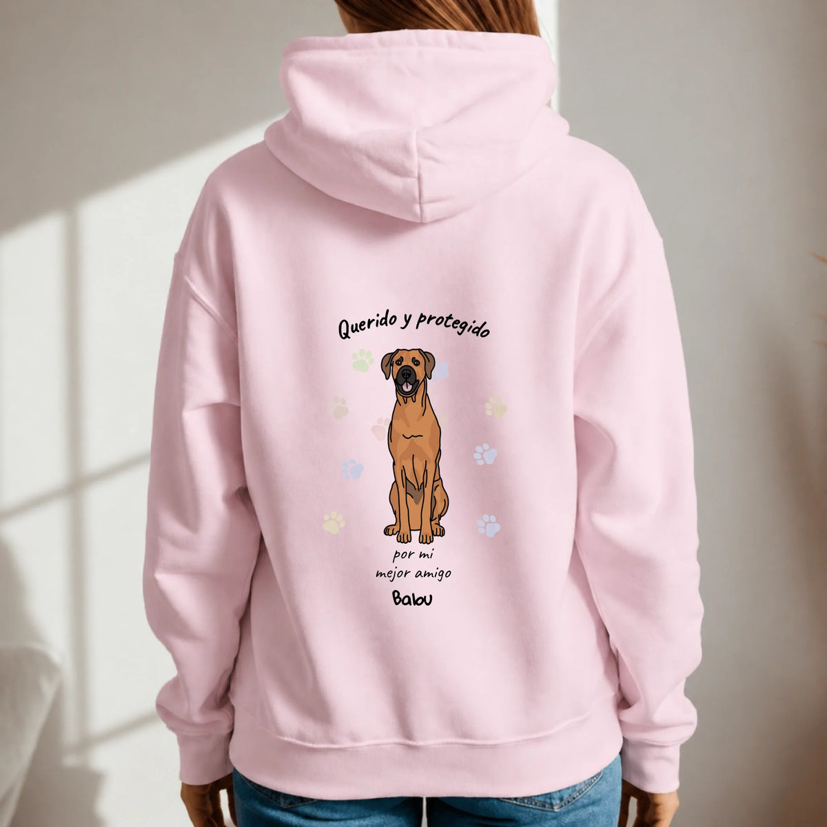 Sudadera con capucha personalizada – Querido y protegido – imagen del producto 2 de 6