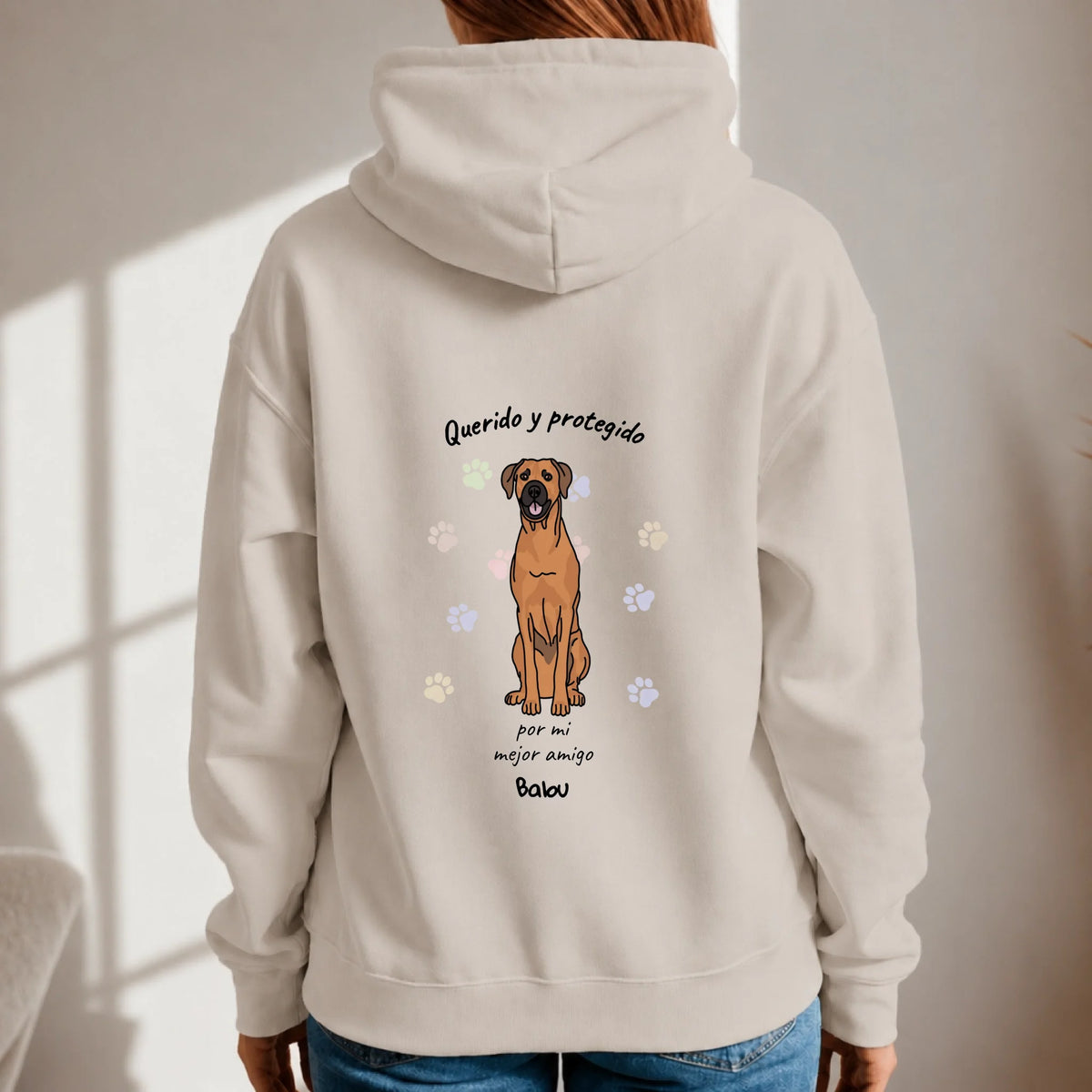 Sudadera con capucha personalizada – Querido y protegido – imagen del producto 6 de 6