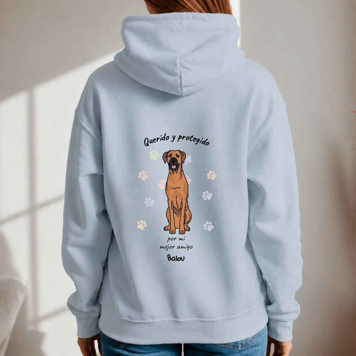 Sudadera con capucha personalizada – Querido y protegido – imagen del producto 3 de 6