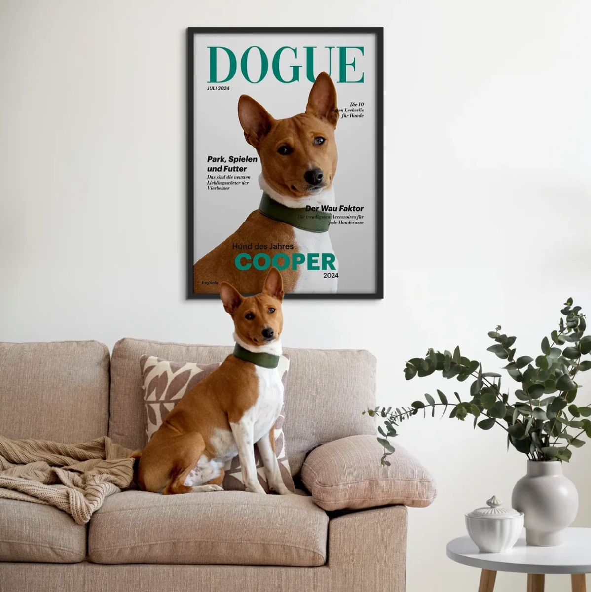 Póster personalizado con perro en un sofá, diseño moderno y marco gris.