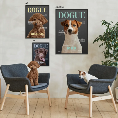 Tres pósters personalizados de perros en distintos formatos y marcos en una pared, dos perros sentados en sillones.