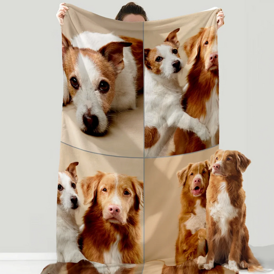 Manta personalizada con cuatro fotos de perros sobre fondo beige, sostenida por una persona.