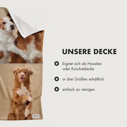 Manta personalizada con fotos de perros, material suave en tonos beige y marrón.