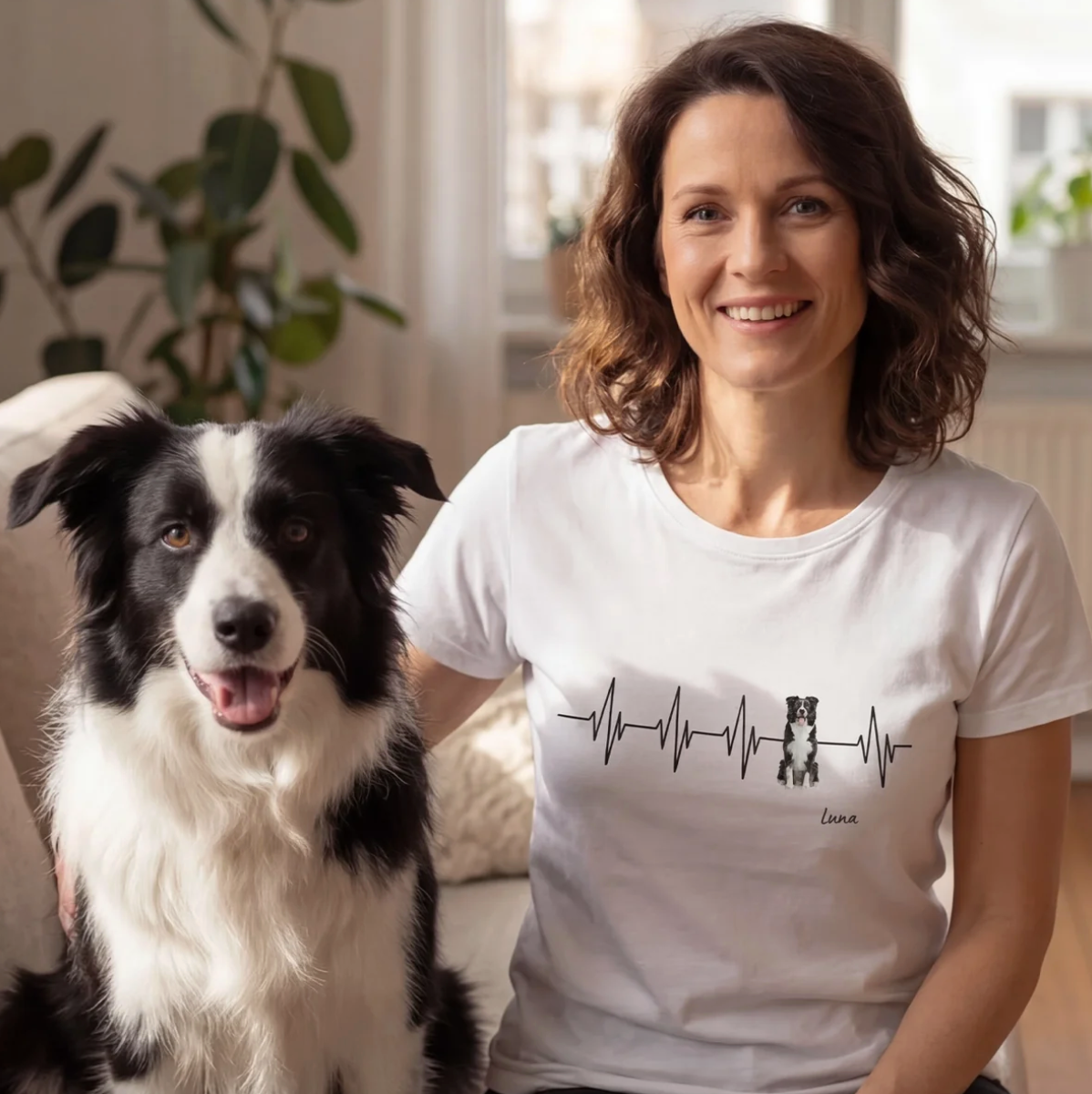 Camiseta blanca con diseño de latido y motivo de perro, personalizable. Mujer sentada en un sofá con un perro.