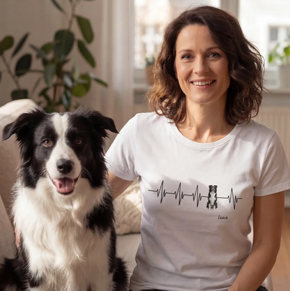 Camiseta blanca con diseño de latido y motivo de perro, personalizable. Mujer sentada en un sofá con un perro.