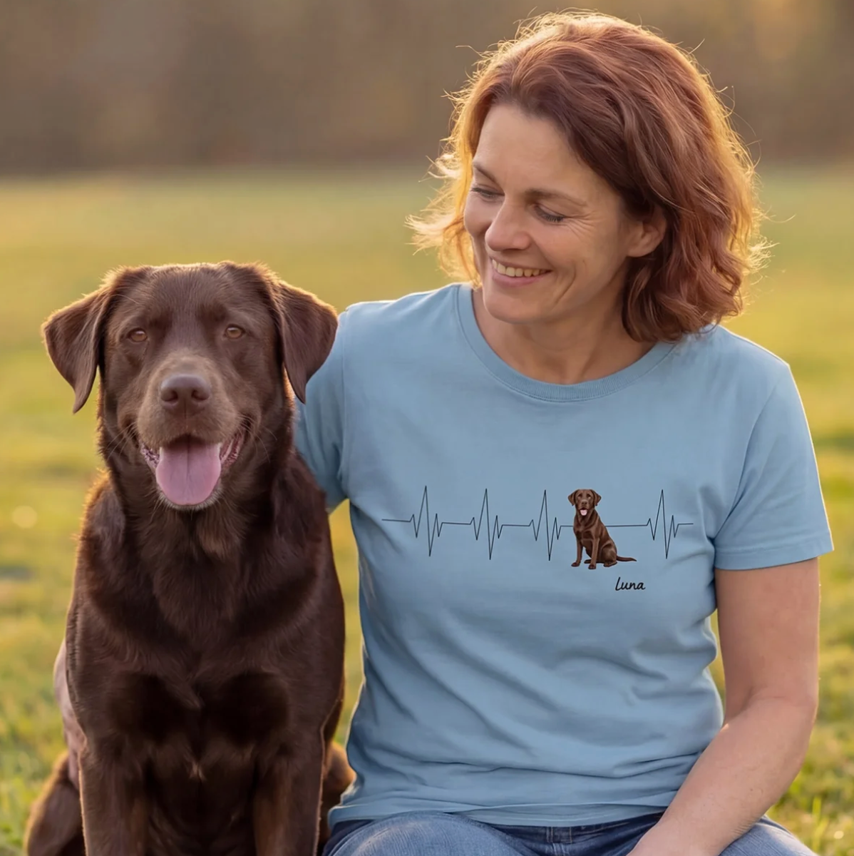 Camiseta azul con motivo de perro y diseño de latido, personalizable.