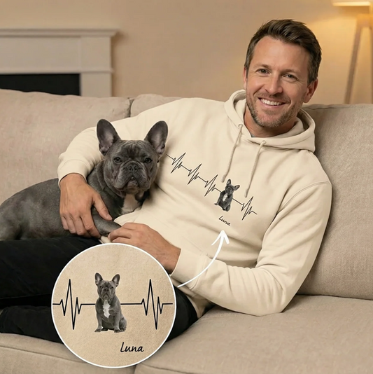 Sudadera con capucha beige de calidad con motivo de latido y retrato de perro, un hombre sostiene un perro en el sofá.