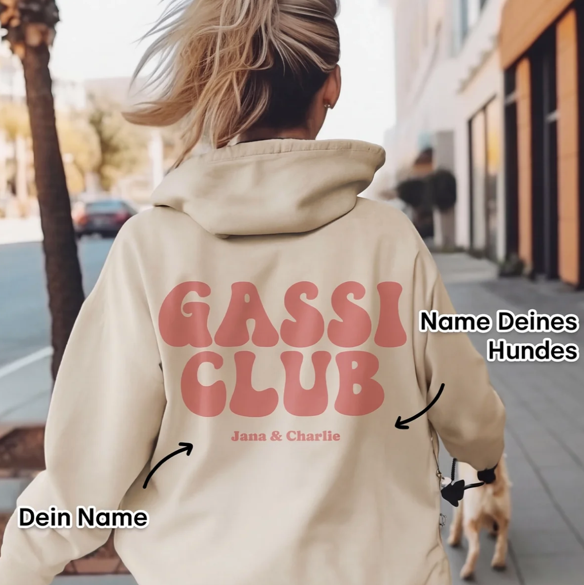 Sudadera con capucha beige con el texto rojo "GASSI CLUB" y nombres personalizados. Persona paseando a un perro.