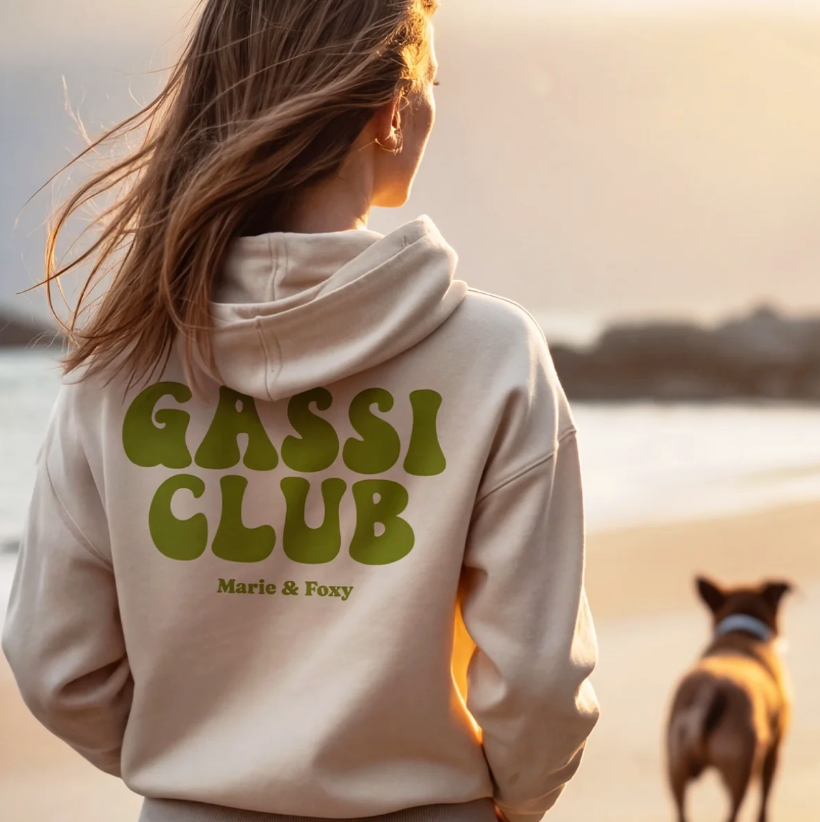 Sudadera con capucha beige con el texto verde "GASSI CLUB" en la espalda, personalizable.