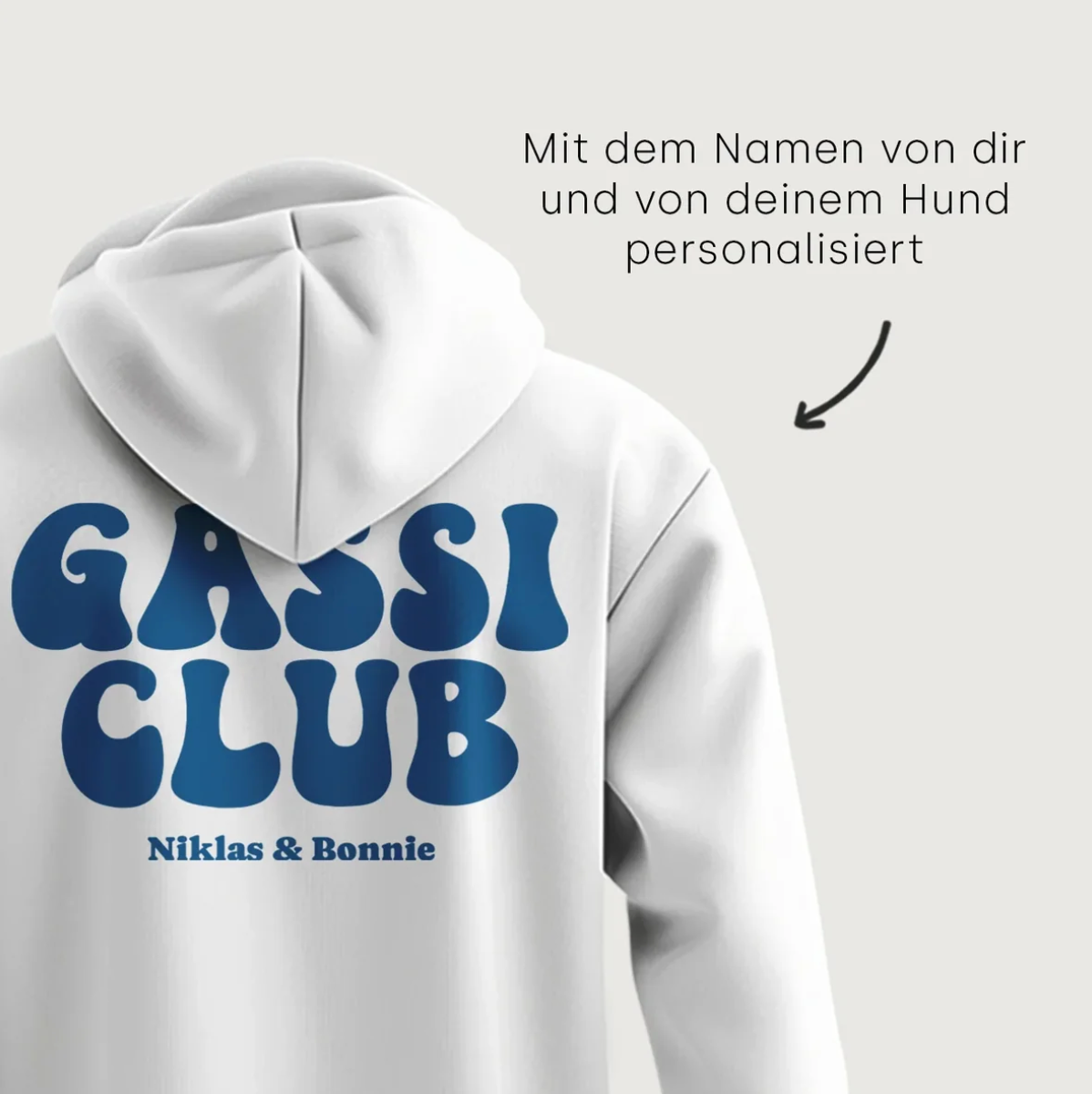 Sudadera con capucha blanca personalizada con el texto azul "GASSI CLUB" y los nombres "Niklas & Bonnie".