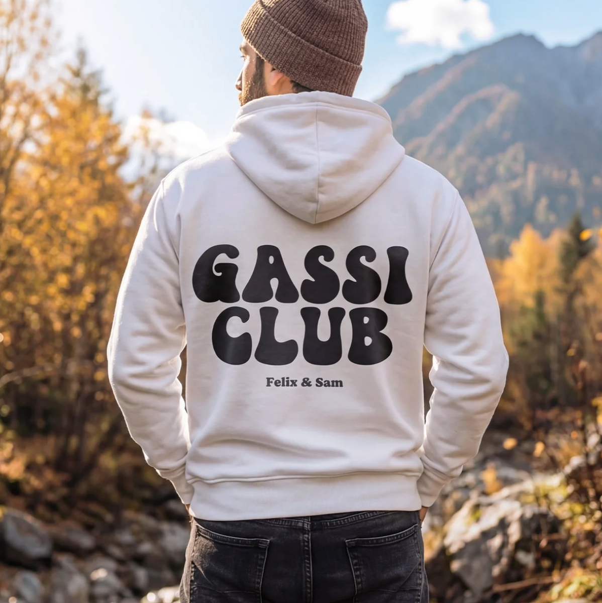 Sudadera con capucha blanca con el texto "GASSI CLUB" y "Felix & Sam" en la espalda.