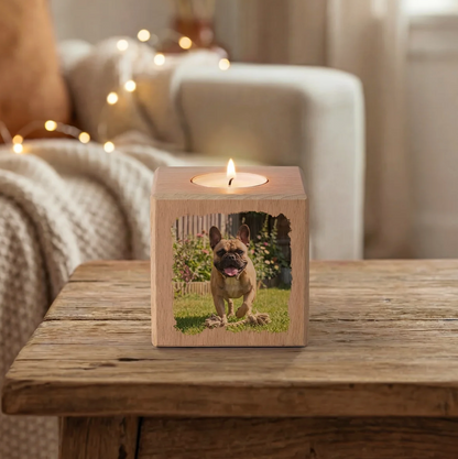 Cubo de vela de madera personalizado con foto y vela encendida arriba.