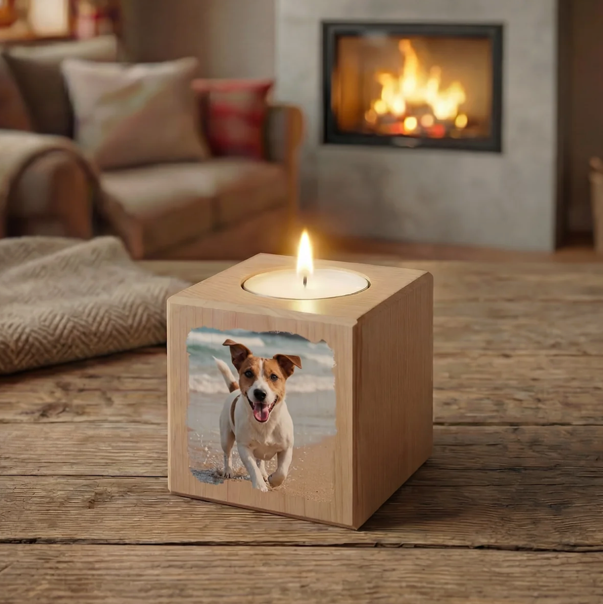 Cubo de vela de madera clara personalizado con foto de perro y mecha encendida.