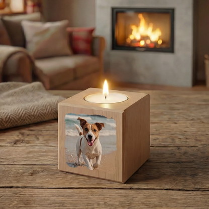 Cubo de vela de madera clara personalizado con foto de perro y mecha encendida.