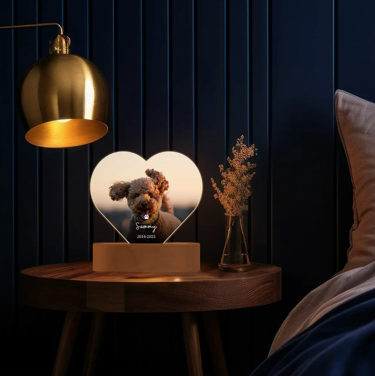 Lámpara de noche LED personalizada en forma de corazón con foto de perro y grabado sobre base de madera.