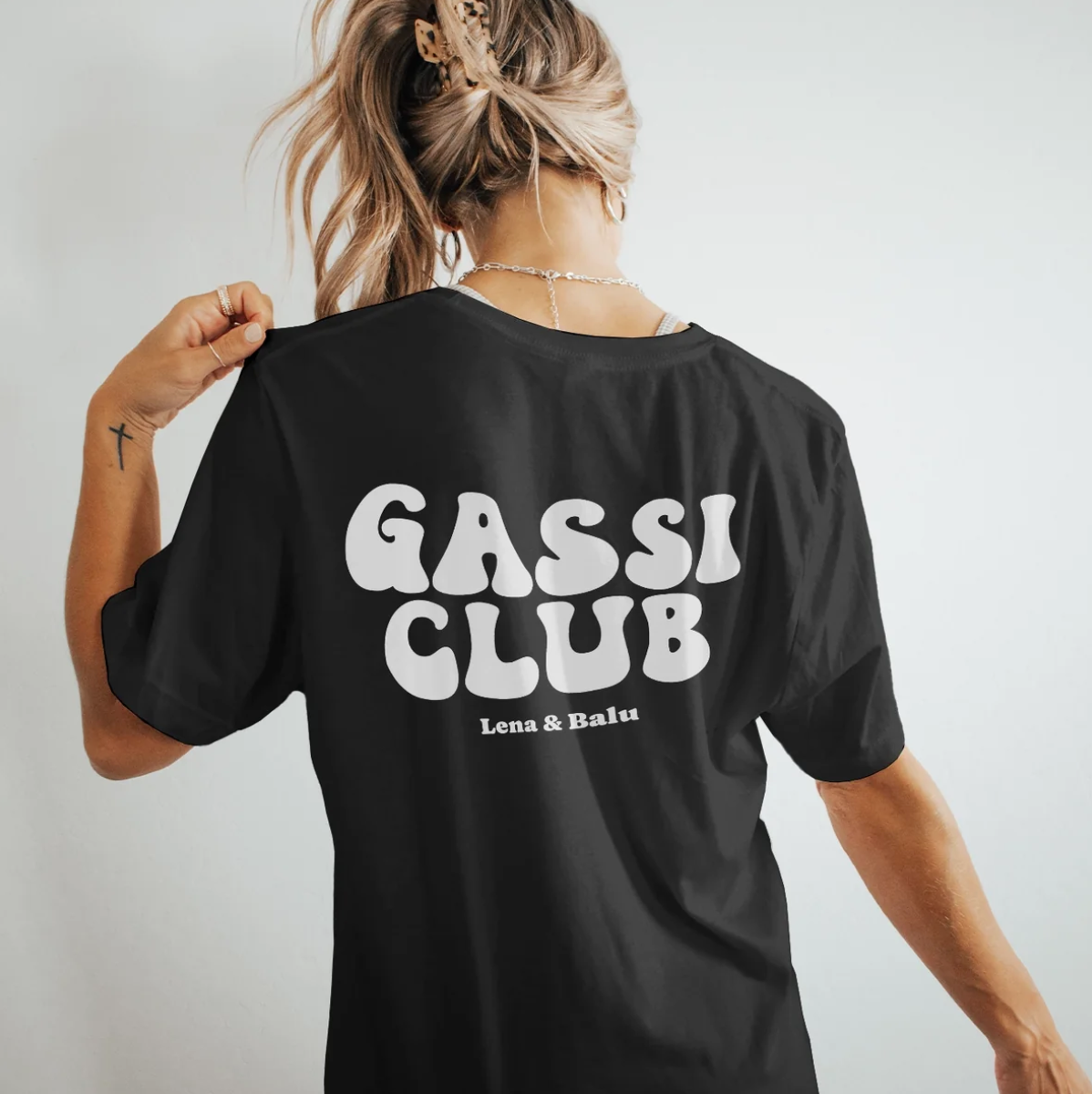 Camiseta negra con el texto blanco "Gassi Club" en la espalda y nombres añadidos.