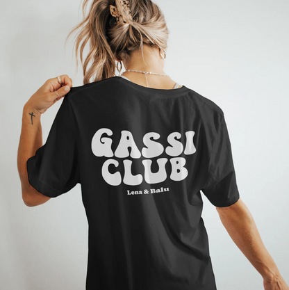 Camiseta negra con el texto blanco "Gassi Club" en la espalda y nombres añadidos.